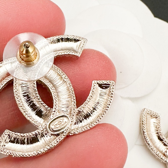 In Stores! Chanel 23C Large CC Gold Tone Blue Yellow Pink Crystal Earring - Picture 7 of 12